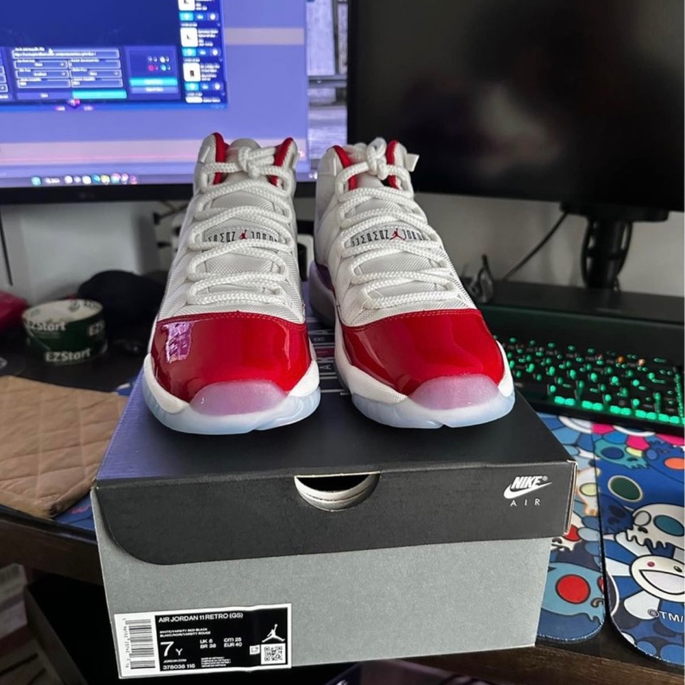 2022 cherry 11’s Christmas Jordans size 7